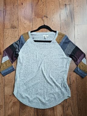 Cozy Gray Pullover with Colorblock Sleeves